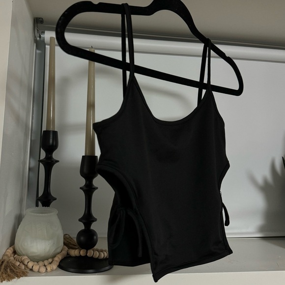 Side Cutout Tank Top - Picture 3 of 6